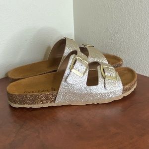 NWOT, Youth girls Sandals, Sparkle gold, size 3.